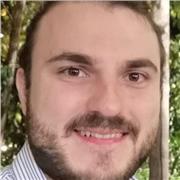 Docente di Scienze impartisce lezioni di biologia e chimica a studenti di istituti superiori e universitari